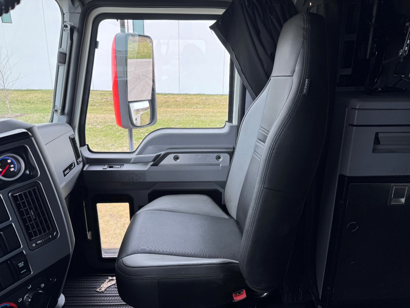 2021 Mack Anthem Sleeper - image 17